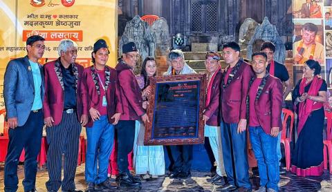 मदनकृष्णलाई ‘ललितरत्न’ उपाधि प्रदान गर्दै नगरिक अभिनन्दन