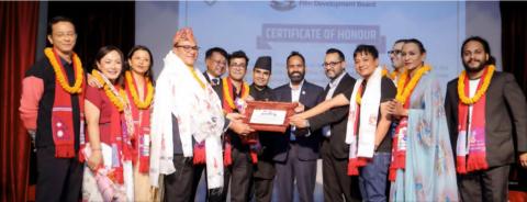 ‘इलिफेन्ट्स् इन द फग’ लाई  अन्तर्राष्ट्रिय सफलताबापत बोर्डद्वारा  सम्मान