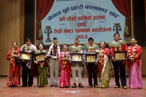 मिथिला शर्माले अर्पण गरे गुरु दक्षिणा स्वरुप सम्मान