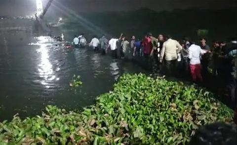 गुजरातमा पुल भाँचिदा ३५ को मृत्यु