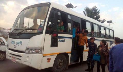 नेपाल प्रहरीले काठमाडौँ उपत्यकामा निःशुल्क बस चलाउँदै